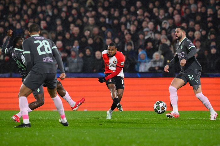 Momen tembakan dari Igor Paixao yang dilepaskan ke arah gawang AC Milan yang berbuah gol dalam kemenangan 1-0 Feyenoord pada leg pertama play-off Liga Champions, Rabu (12/2/2025) atau Kamis dini hari WIB.