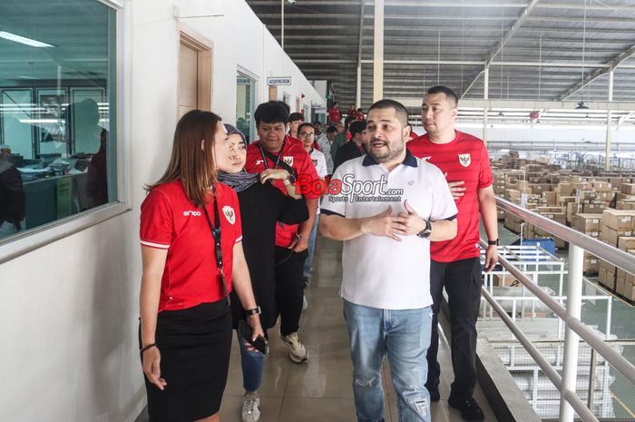 Chief Executive Officer (CEO) Erspo, Muhammad Sadad, sedang memantau produksi apparelnya di Pabrik Rekanan Erspo, Kabupaten, Bandung, Jawa Barat, Rabu (12/2/2025).