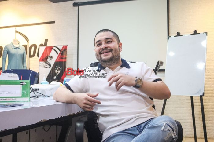 Chief Executive Officer (CEO) Erspo, Muhammad Sadad, sedang memberikan keterangan kepada awak media di Pabrik Rekanan Erspo, Kabupaten, Bandung, Jawa Barat, Rabu (12/2/2025).