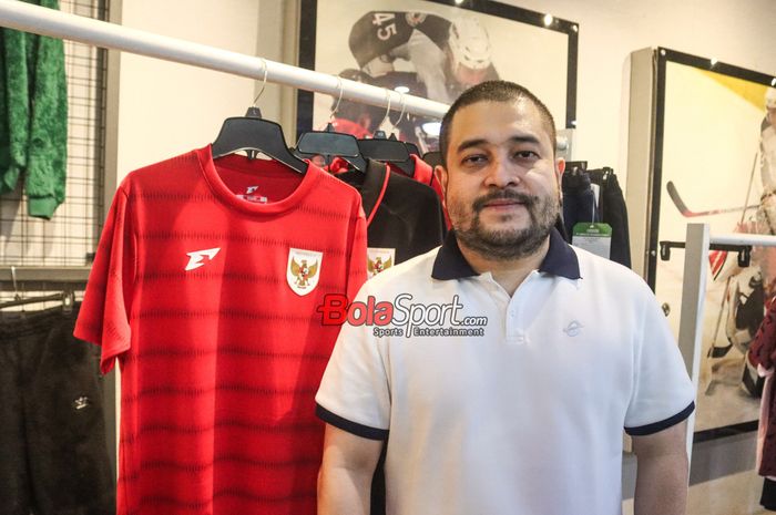 Chief Executive Officer (CEO) Erspo, Muhammad Sadad, sedang memberikan keterangan kepada awak media di Pabrik Rekanan Erspo, Kabupaten, Bandung, Jawa Barat, Rabu (12/2/2025).