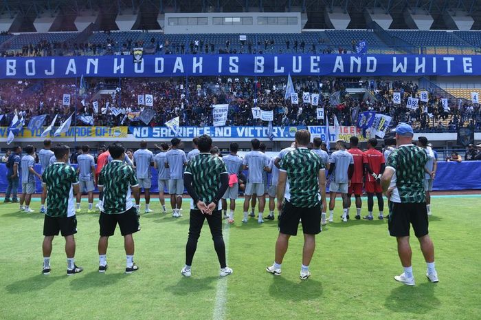 Bobotoh saat menghadiri latihan Persib Bandung, Kamis (13/2/2025).