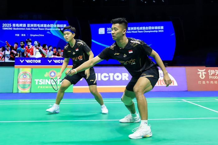Ganda campuran Indonesia, Siti Fadia Silva Ramadhanti dan Dejan Ferdinansyah, saat tampil pada laga menghadapi Malaysia pada fase grup Kejuaraan Beregu Campuran Asia 2025 di Qingdao, China, 13 Februari 2025.