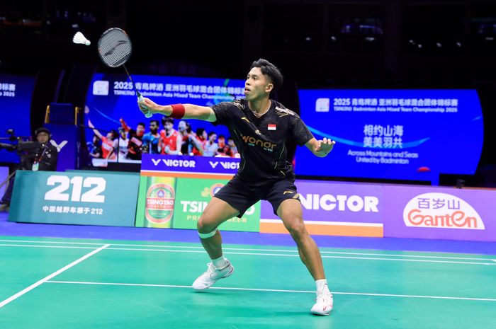 Aksi tunggal putra Indonesia, Yohanes Saut Marcellyno dalam laga melawan Malaysia di Kejuaraan Beregu Campuran Asia 2025 babak penyisihan Grup B di Qingdao, China, Kamis (13/2/2025).