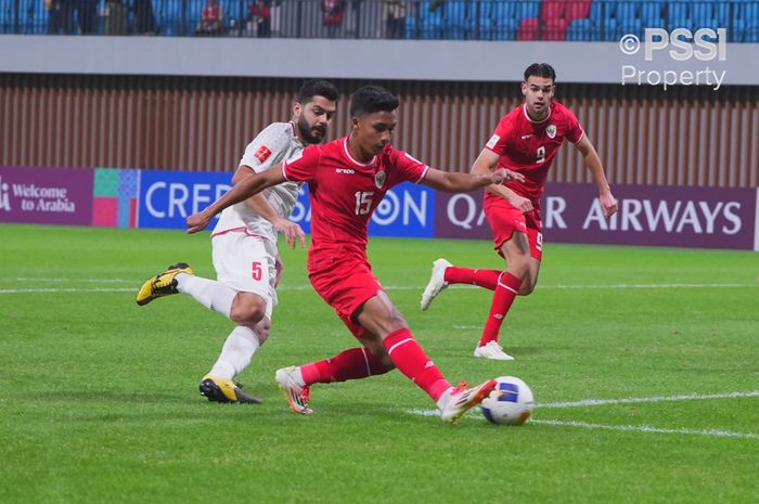 Pemain timnas U-20 Indonesia, Marselinus Ama Ola saat melakukan tendangan ke gawang timnas U-20 Iran, Kamis (13/2/2025).