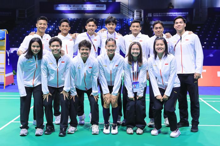 Tim bulu tangkis Indonesia berpose di arena jelang bertanding di Kejuaraan Beregu Campuran Asia 2025.