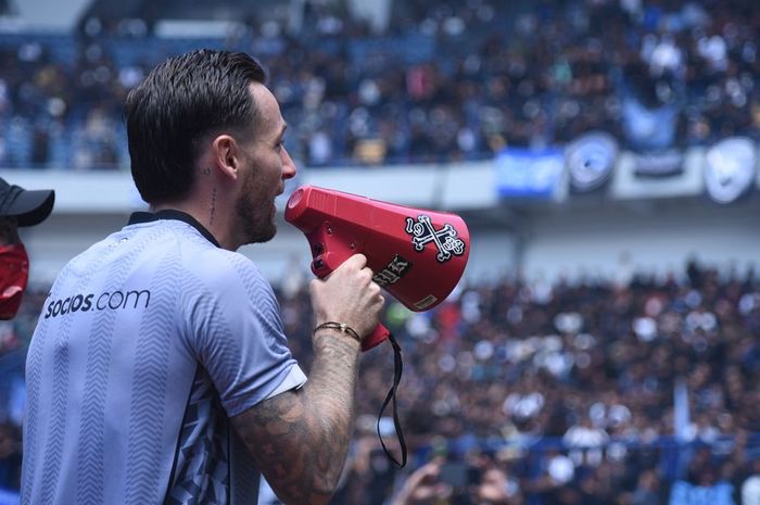 Gelandang Persib Bandung, Marc Klok, saat berpidato di depan Bobotoh, Kamis (13/2/2025).