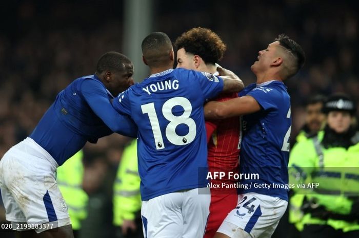 Ashley Young dan Carlos Alcaraz dari Everton mencoba melerai saat ketegangan memuncak antara Curtis Jones dari Liverpool dan Abdoulaye Doucoure dari Everton.
