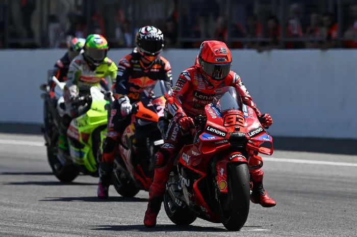 Pembalap Ducati Lenovo, Marc Marquez saat latihan start pada tes pramusim MotoGP 2025 di Sirkuit Buriram, Thailand, Kamis, (13/2/2025)