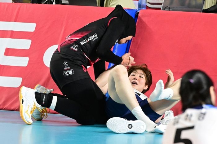 Interaksi antara Megawati Hangestri Pertiwi dan Lee So-young setelah laga antara Daejeon JungKwanJang Red Sparks dan Hwaseong IBK Altos pada Liga Voli Korea, Rabu, (12/2/2025)