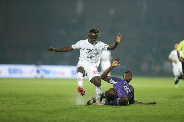 Suasana laga Persik Kediri vs Persis Solo di pekan ke-23 Liga 1 2024/2025 di Stadion Brawijaya, Kediri, Jumat (14/2/2025) malam WIB