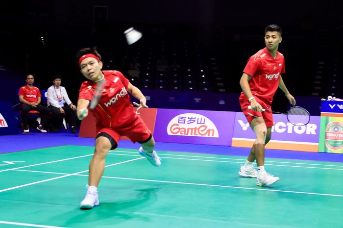 Siti Fadia Silva Ramadhanti melakukan antisipasi saat tampil bareng Dejan Ferdinansyah dalam partai ganda campuran dari Indonesia vs Taiwan di perempat final Kejuaraan Beregu Campuran Asia 2025 di Qingdao, China, 14 Februari 2025.