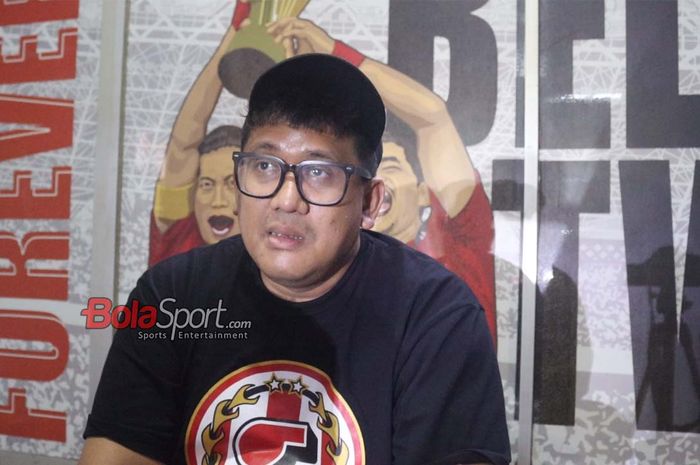 Ketua Umum The Jakmania, Diky Soemarno, saat ditemui BolaSport.com di Sekretariat The Jakmania, Kuningan, Jakarta, Kamis (13/2/2025).