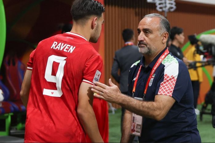 Pelatih Iran, Hossein Abdi (kanan) setelah laga melawan timnas U-20 Indonesia di Shenzhen Youth Football Training Base Centre Stadium, Shenzhen, China, Kamis (13/2/2025).