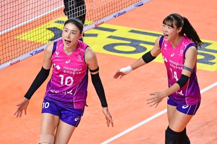Pebola voli putri Pink Spiders, Kim Yeon-koung (jersey 10) Jeong Yun-ju pada lanjutan putaran kelima Liga Voli Korea.