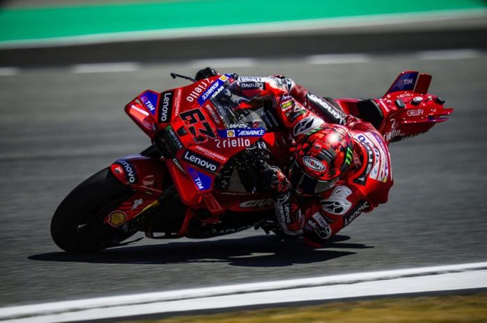 Pembalap Ducati Lenovo, Francesco Bagnaia, menjalani tes pramusim MotoGP 2025 di Sirkuit Buriram, Thailand, Kamis (13/2/2025).