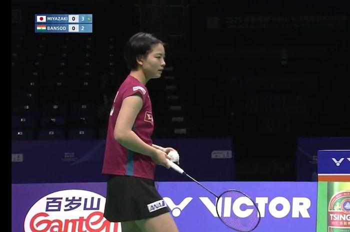 Aksi tunggal putri Jepang, Tomoka Miyazaki saat berhadapan Malvika Bansod (India) pada perempat final Kejuaraan Beregu Campuran Asia 2025, di Qingdao Conson Sports Centre, Qingdao, China, Jumat (14/2/2025).
