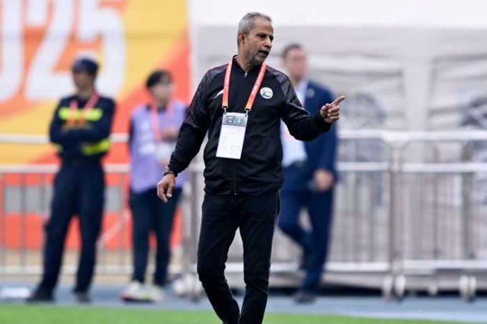 Pelatih Yaman, Mohammed Hasan Albadani pada matchday perdana Grup C Piala Asia U-20 2025 lawan Uzbekistan