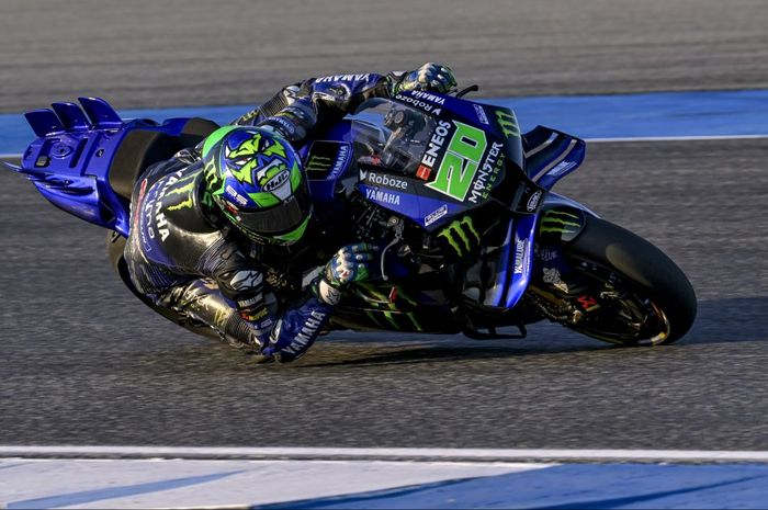 Aksi pembalap Monster Energy Yamaha, Fabio Quartararo, pada tes pramusim MotoGP 2025 di Sirkuir Buriram, Thailand, Kamis (13/2/2025).