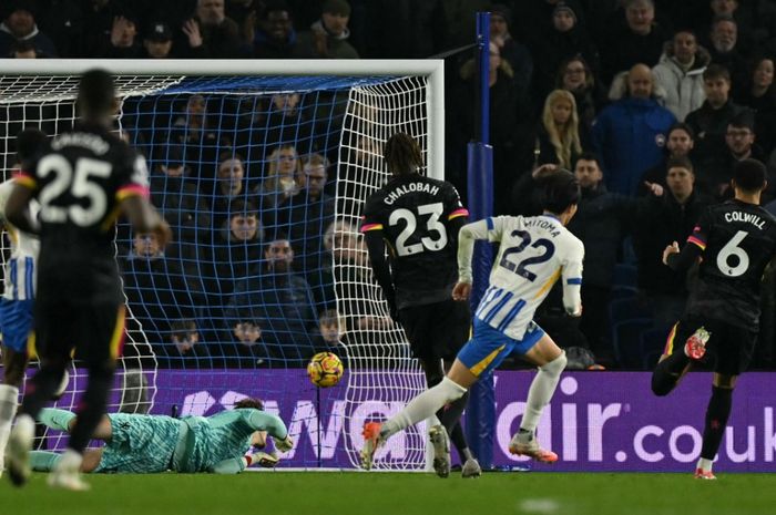 Gelandang Brighton &amp; Hove Albion, Kaoru Mitoma, mencetak gol ke gawang Chelsea pada laga lanjutan Liga Inggris di Stadion American Express, Jumat (14/2/2025).