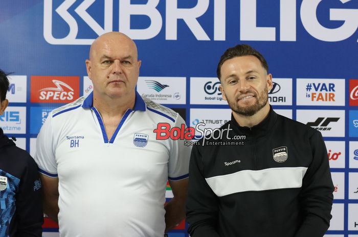 Pelatih Persib Bandung, Bojan Hodak (kiri) dan pemainnya bernama Marc Klok (kanan) sedang foto bersama di Stadion Patriot Candrabhaga, Bekasi, Jawa Barat, Sabtu (15/2/2025).