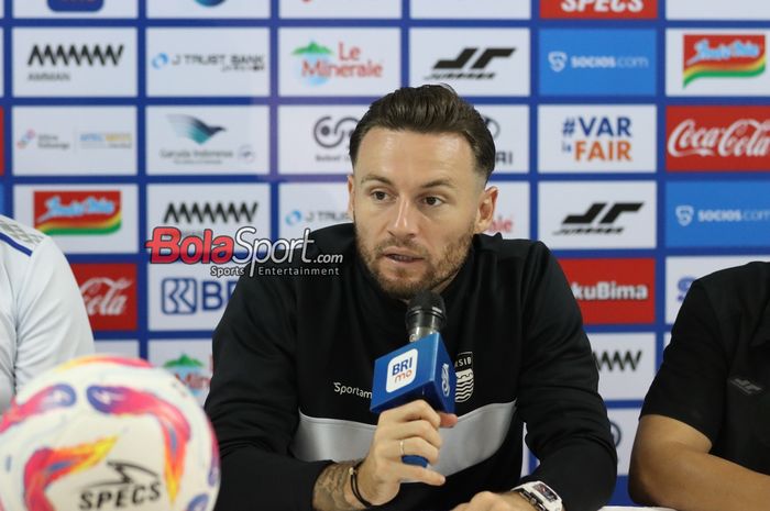 Pemain Persib Bandung, Marc Klok, tak ambil pusing soal Maung Bandung yang tak bisa selebrasi di kandang sendiri apabila meraih kemenangan atas Malut United. Menurutnya yang terpenting adalah segera mengunci gelar juara Liga 1.