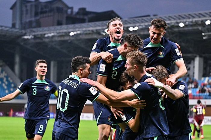 Para pemain Timnas U-20 Australia merayakan gol ke gawang Qatar di laga Grup A Piala Asia U-20 2025.