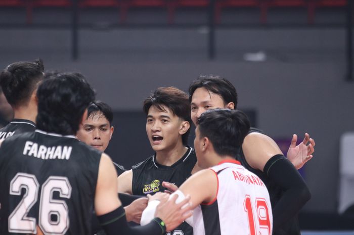 Para pemain Jakarta Bhayangkara Presisi merayakan poin yang diraih saat melawan Surabaya Samator pada lanjutan putaran kedua Proliga 2025 di Pontianak, Kalimantan Barat, 14 Februari 2025.