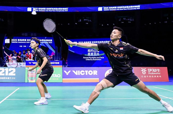 Siti Fadia Silva Ramadhanti dan Dejan Ferdinansyah harus mengakui keunggulan lawan saat tampil bersama dalam partai ganda campuran Indonesia vs Thailand pada semifinal Kejuaraan Beregu Campuran Asia 2025.