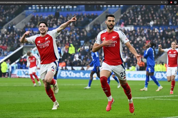 Arsenal berhasil menghajar Leicester City sekaligus memepet Liverpool di puncak berkat bantuan penyerang dadakan.