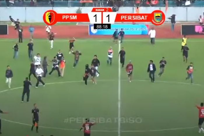 Kericuhan suporter yang masuk lapangan dalam laga 8 besar Liga 4 Jateng antara PPSM Magelang Vs Persibat Batang di Stadion Moch. Soebroto, Magelang, Rabu (12/2/2025).