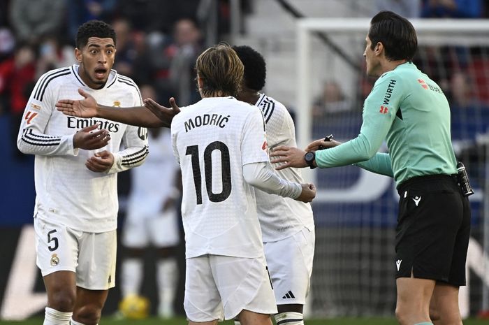 Momen Jude Bellingham (kiri) mendapatkan kartu merah dalam lawatan Real Madrid ke markas Osasuna pada lanjutan Liga Spanyol (15/2/2025).