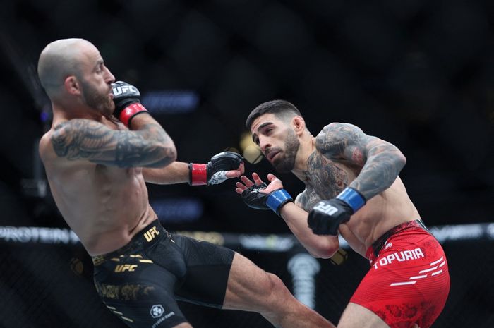 Duel Ilia Topuria (kanan) melawan Alexander Volkanovski dalam perebutan sabuk juara kelas bulu di UFC 298 pada 17 Februari 2024 di Anaheim.