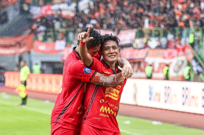 Firza Andika (kanan) melakukan selebrasi seusai mencetak gol dalam laga pekan ke-23 Liga 1 2024 antara Persija Jakarta versus Persib Bandung di Stadion Patriot Candrabhaga, Bekasi, Jawa Barat, Minggu (16/2/2025).