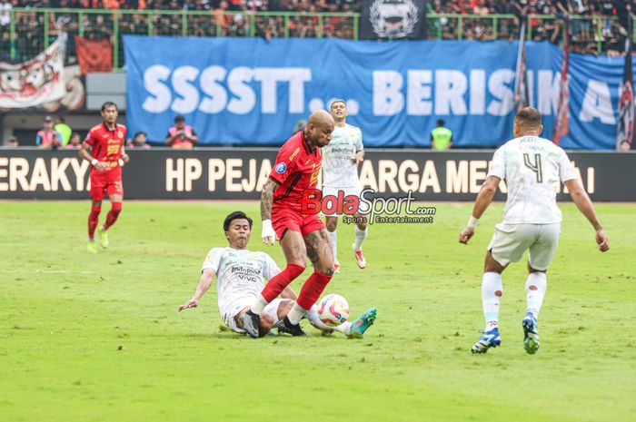 Gustavo Almeida (kanan) sedang menguasai bola dan berusaha ditekel Edo Febriansah (kiri) dalam laga pekan ke-23 Liga 1 2024 antara Persija Jakarta versus Persib Bandung di Stadion Patriot Candrabhaga, Bekasi, Jawa Barat, Minggu (16/2/2025).