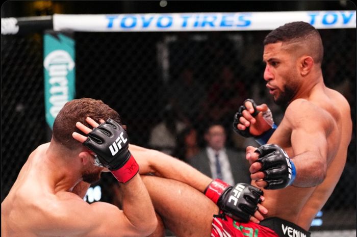 Aksi Youssef Zalal (kanan) pada UFC Vegas 102 yang juga diwarnai duel dari divisinya Islam Makhachev disetop dokter hingga kemenangan Jared Cannonier.