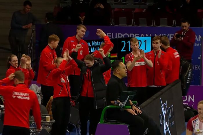 Tim bulu tangkis Denmark merayakan kemenangan atas Jerman pada semifinal Kejuaraan Beregu Campuran Eropa 2025 di Baku, Azerbaijan, 15 Februari 2025.