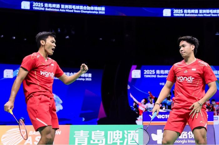 Reaksi ganda putra Indonesia, Muhammad Shohibul Fikri/Daniel Marthin, saat tampil pada final Kejuaraan Beregu Campuran Asia 2025 di Qingdao, China, 16 Februari 2025. 