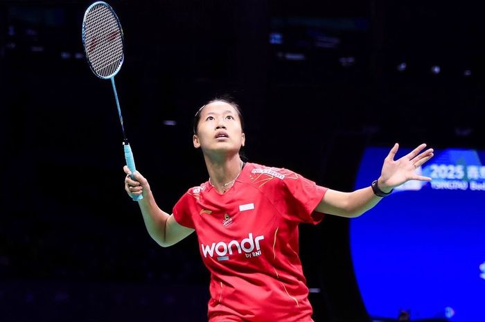 Tunggal putri Indonesia, Putri Kusuma Wardani, melakukan antisipasi saat tampil pada final Kejuaraan Beregu Campuran Asia 2025 di Qingdao, China, 16 Februari 2025. 