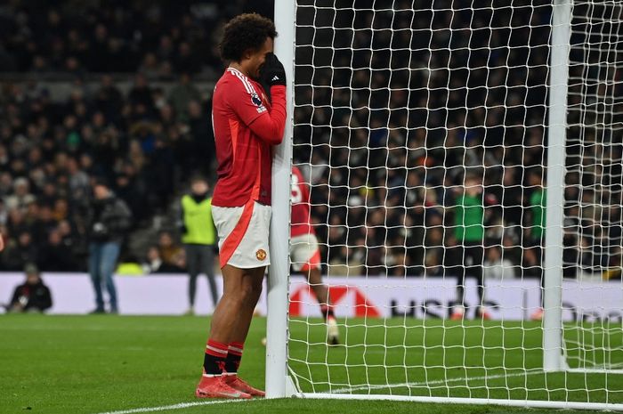 Reaksi Joshua Zirkzee usai gagal cetak gol dalam laga Man United di markas Tottenham Hotspur pada lanjutan Liga Inggris (16/2/2025).