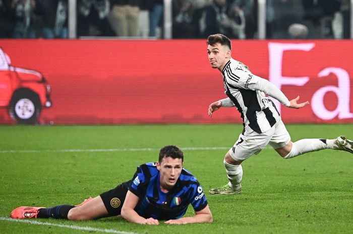 Francisco Conceicao (kanan) mencetak gol Juventus ke gawang Inter Milan pada duel Liga Italia di Allianz Stadium Turin (16/2/2025).