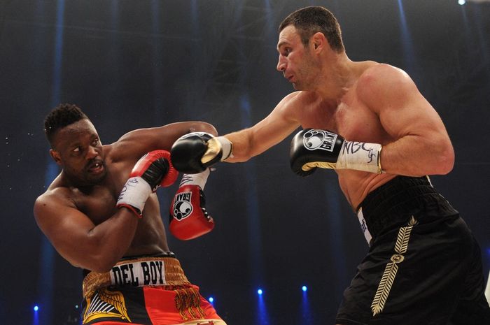 Pertarungan Vitali Klitschko (kanan) dengan Derek Chisora dalam perebutan sabuk juara dunia tinju kelas berat WBC pada 18 Februari 2012 di Muenchen.