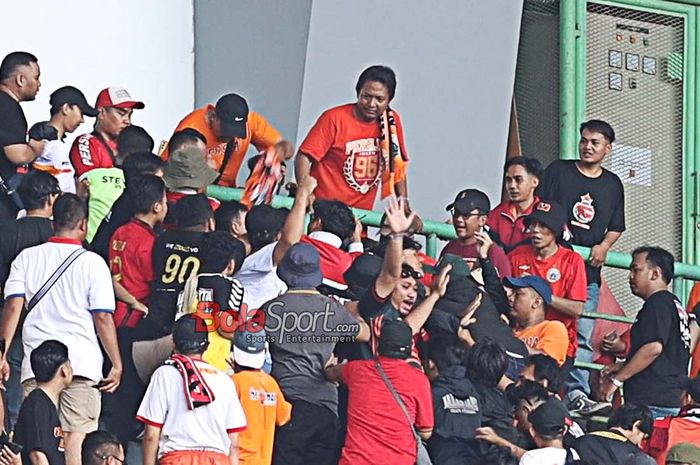 Kericuhan oknum suporter sempat mewarnai laga pekan ke-23 Liga 1 2024 antara Persija versus Persib di Stadion Patriot, Candrabhaga, Bekasi, Jawa Barat, Minggu (16/2/2025).