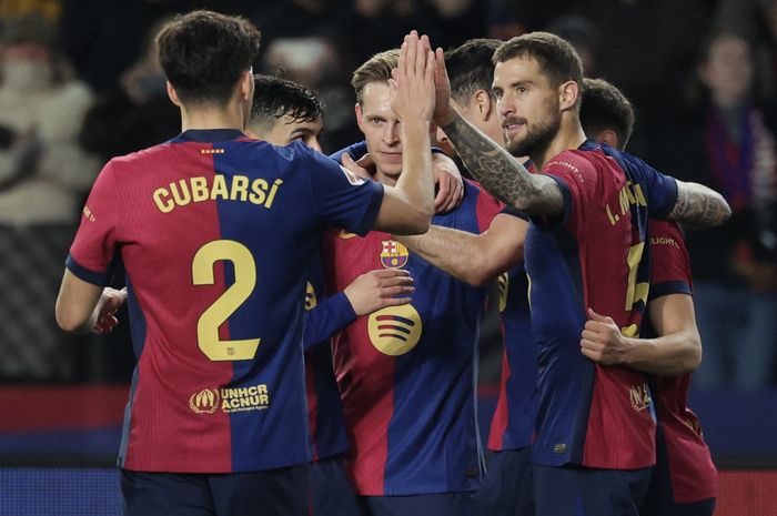 Barcelona berhasil menggeser Real Madrid di puncak klasemen usai menumpas Rayo Vallecano berkat gol penalti Robert Lewandowski (17/2/2025).