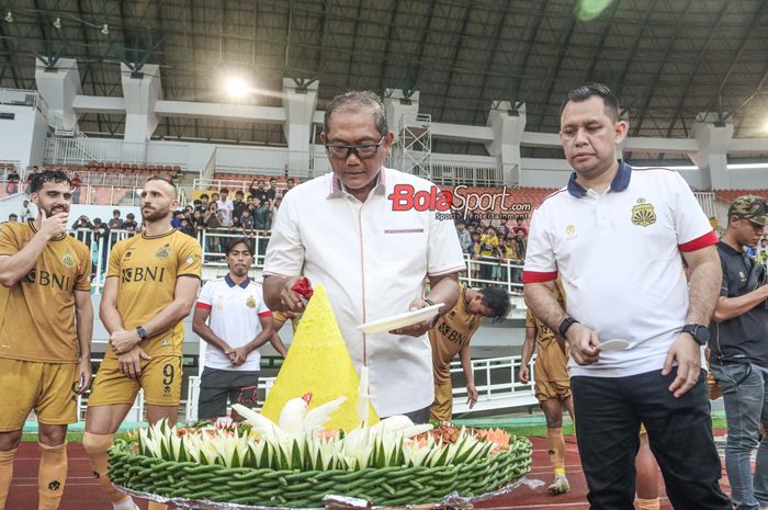 Chief Operating Officer (COO) Bhayangkara FC, Sumardji (tengah), sedang memotong tumpeng saat syukuran timnya di Stadion Pakansari, Bogor, Jawa Barat, Selasa (18/2/2025).