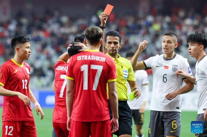 Thoriq Alkatiri saat menjadi satu-satunya wasit utama asal Indonesia yang memimpin pertandingan di Piala Asia U-20 2025, di China.