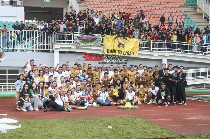 Skuat Bhayangkara FC (skuad Bhayangkara FC) sedang berfoto bersama di Stadion Pakansari, Bogor, Jawa Barat, Selasa (18/2/2025).