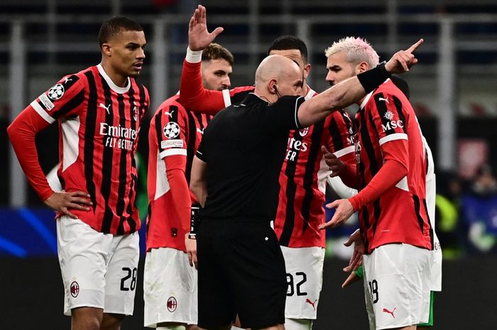 Theo Hernandez (kanan), mendapatkan kartu merah yang menyebabkan AC Milan tersingkir dari Liga Champions.