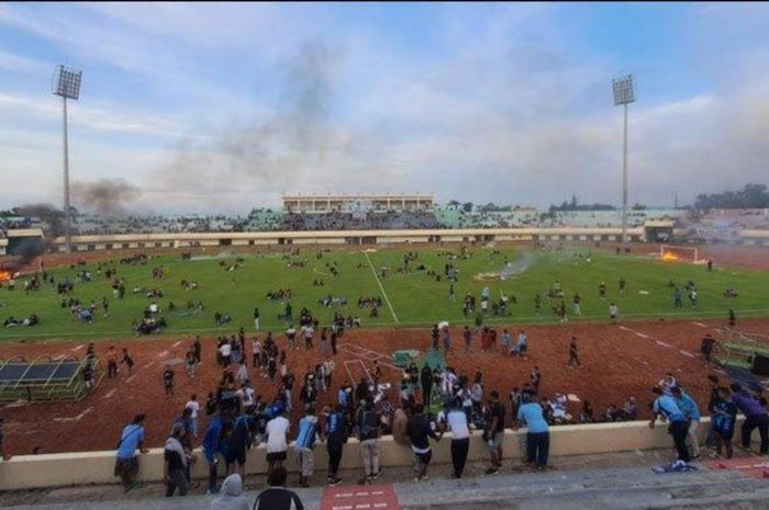 Suporter Persela Lamongan melakukan pengrusakan stadion Tuban Sport Center, Jawa Timur, pada Selasa (18/2/2025).