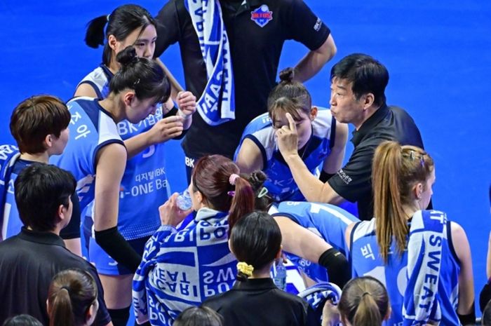 Hwasong IBK Altos saat diberi instruksi Kim Ho-cheol dalam lanjutan Liga Voli Korea 2024-2025 putaran lima, di Hwaseong, Korea Selatan, Kamis (20/2/2025).