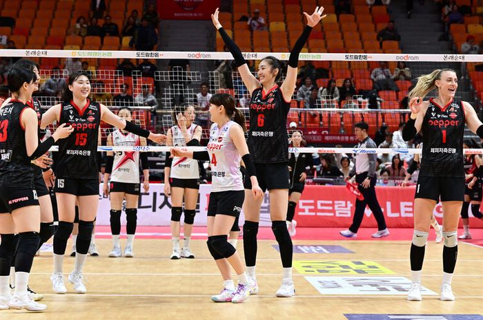 Para pemain Gwangju AI Peppers Savings Bank berselebrasi merayakan kemenangan atas Daejeon JungKwanJang Red Sparks pada Liga Voli Korea, Rabu (19/2/2025)